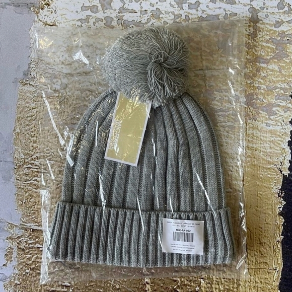 Michael Kors tuque - Picture 4 of 4